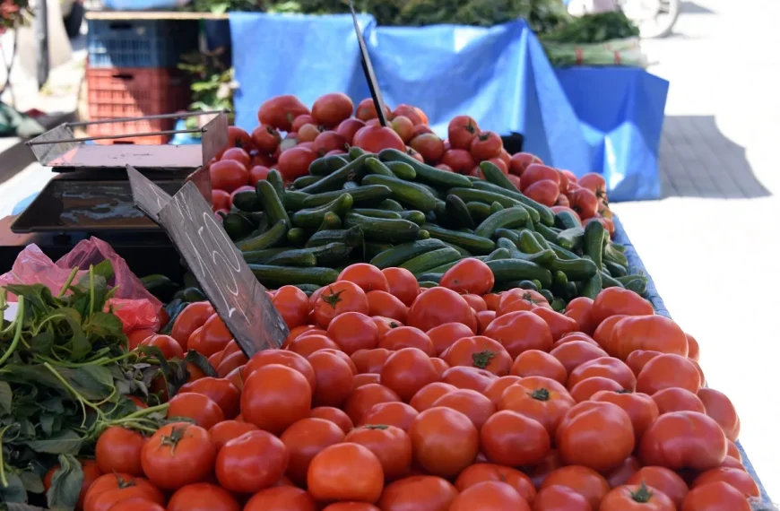 Νέο κύμα ακρίβειας λόγω Daniel: Φόβοι για ελλείψεις σε κρέας, λαχανικά, όσπρια – Δέκα ευρώ για 1 κιλό χόρτα και 1 μαρούλι