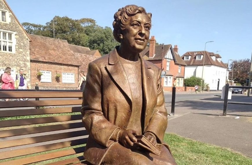 Άγαλμα της Αγκάθα Κρίστι στην πόλη που έζησε για 42 χρόνια
