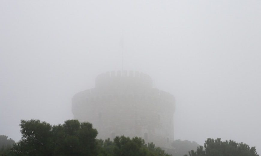 Guardian: Η Θεσσαλονίκη αναπνέει δηλητήριο