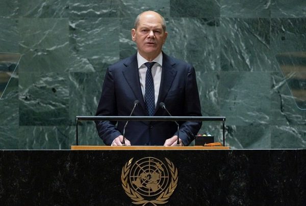 Ο καγκελάριος της Γερμανίας αντιτάσσεται σε μια κατ’ επίφαση ειρήνη στην Ουκρανία