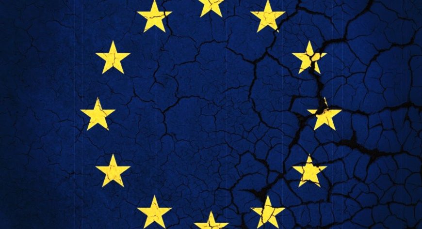 Politico: Ο κόσμος “καίγεται” αλλά το τηλέφωνο της Ευρώπης δεν χτυπάει…