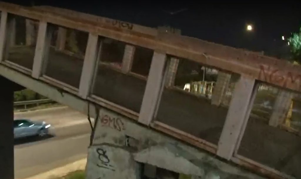 Υπό κατάρρευση πεζογέφυρα Βρυούλων στον Κηφισό