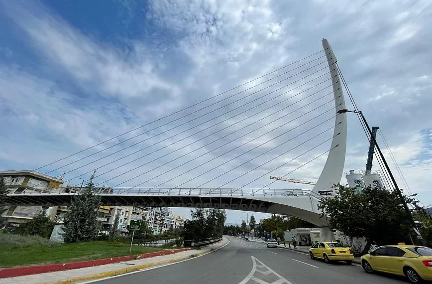 Σε κακό χάλι και η πεζογέφυρα Καλατράβα στη Μεσογείων – Καρύδης: Να γίνουν έλεγχοι και σε άλλα έργα