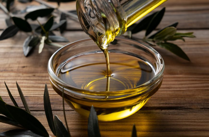 «Βουτιά» της τιμής παραγωγού του ελαιόλαδου με επιπτώσεις σε αγρότες και εξαγωγές