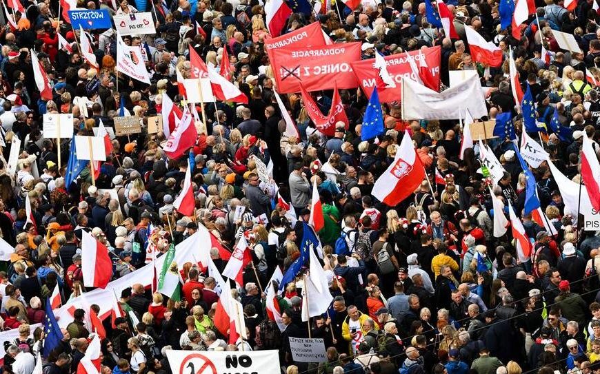 DW για τις εκλογές στην Πολωνία: Η Αριστερά θέλει να κυβερνήσει με τον φιλελεύθερο Τουσκ