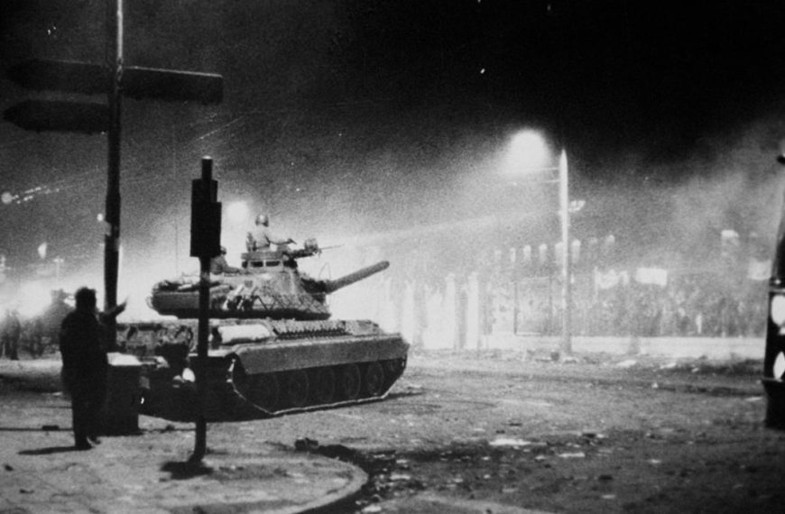 «50 Χρόνια Πολυτεχνείο» με φωτογραφίες του Αριστοτέλη Σαρρηκώστα