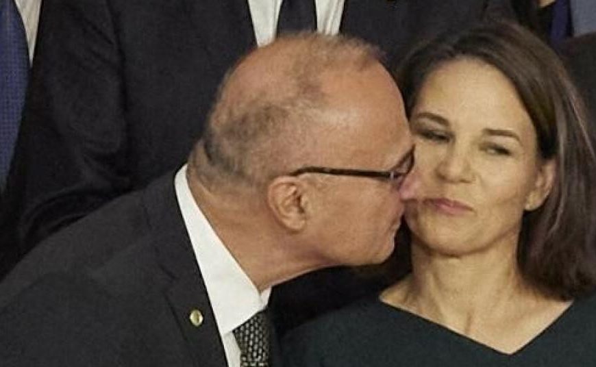 Η αμήχανη στιγμή που η γερμανίδα ΥΠΕΞ αποφεύγει “θερμή” επίθεση του Κροάτη&hellip;