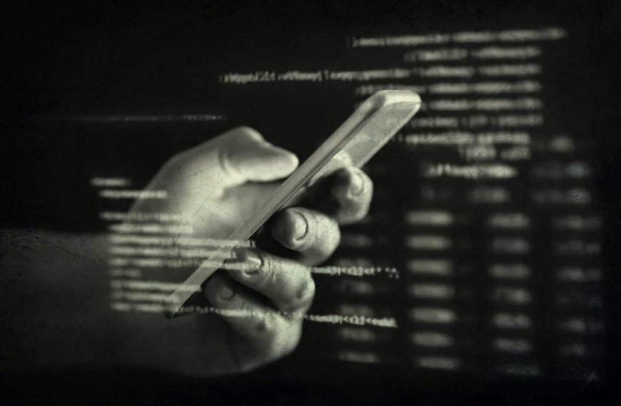 Predator Gate / Αποκάλυψη-βόμβα: Πολιτικό πρόσωπο έστειλε 11 μολυσμένα sms