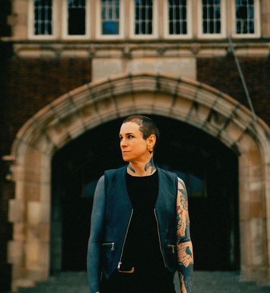 H LAURA JANE GRACE ΕΡΧΕΤΑΙ ΣΤΗ ΣΤΕΓΗ