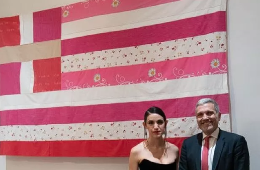 Η απάντηση του Έλληνα γενικού προξένου για την “ροζ σημαία”: Συνάδει με τη σύγχρονη Ελλάδα