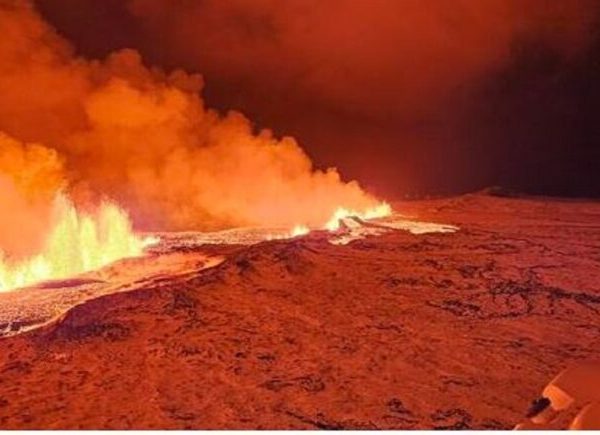 Ισλανδία: Εκρήγνυται το ηφαίστειο στη χερσόνησο Ρεϊκιάνες
