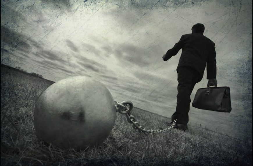 2023: Ένας Κόσμος αλυσοδεμένος στα χρέη