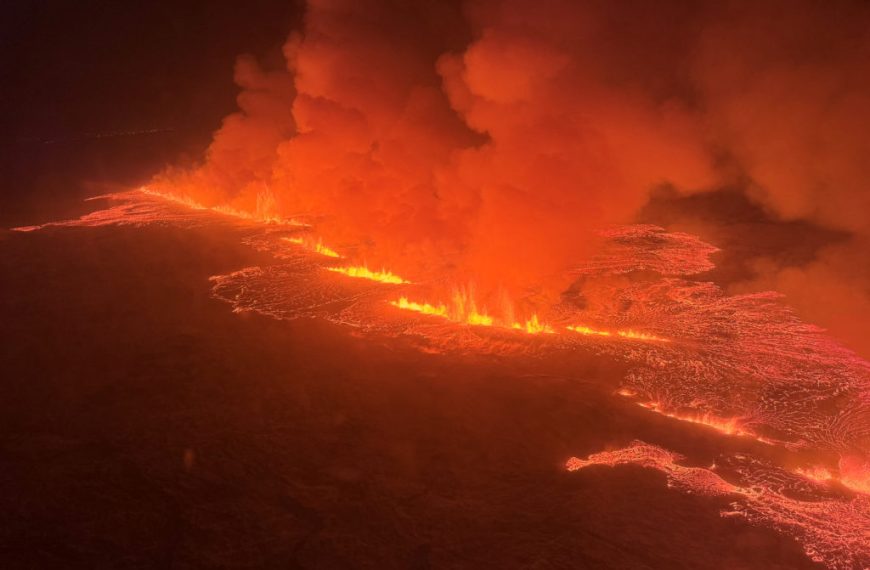 Ισλανδία: Παρακολουθήστε ζωντανά τις ηφαιστειακές εκρήξεις στην πόλη Γκρίνταβικ (LIVE βίντεο)