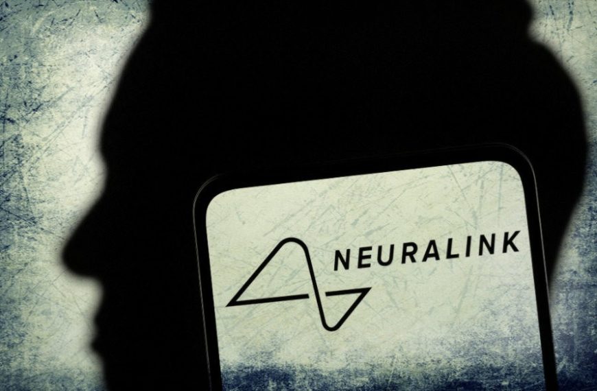 Άνδρας με εμφύτευμα της Neuralink παίζει σκάκι μόνο με τη σκέψη (βίντεο)