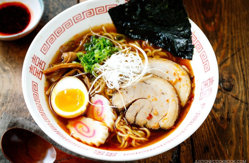 Ράμεν: Mε χοιρινό, νουντλς, λαχανικά και αυγό