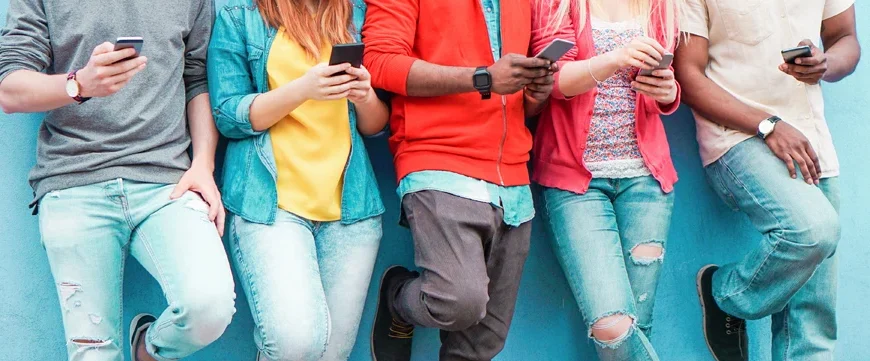 Gen Z: Τα βγάζουν πέρα πιο δύσκολα από τους γονείς τους