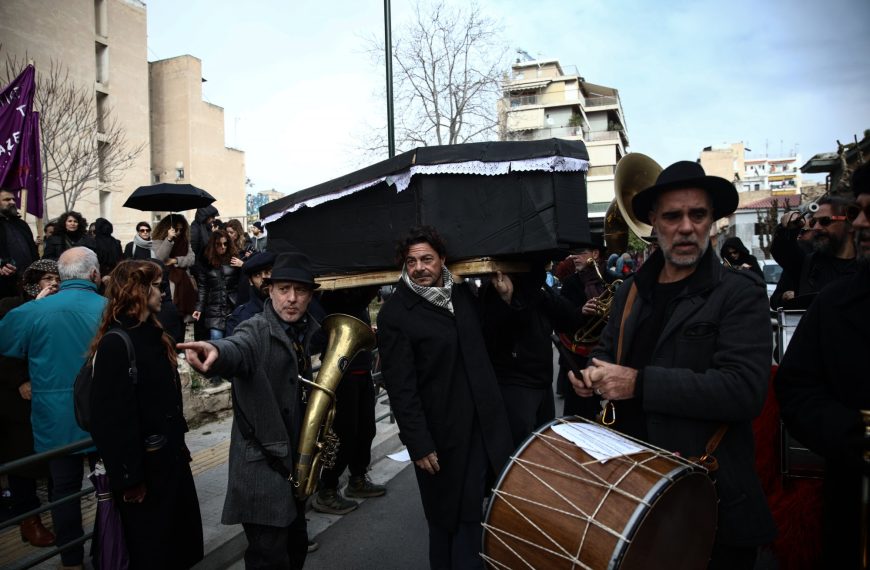 Οι κάτοικοι του Μεταξουργείου κήδεψαν την περιοχή τους