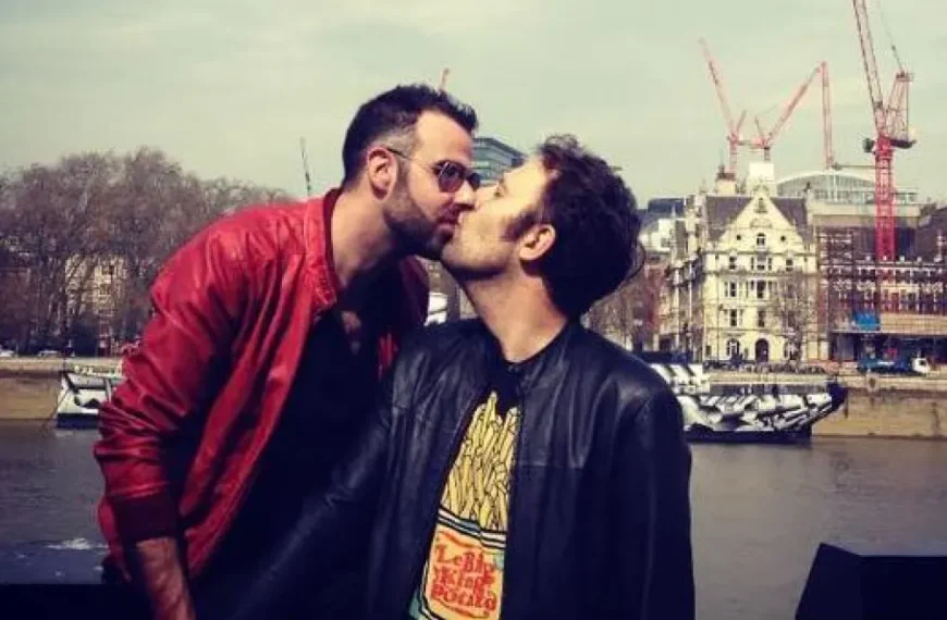 Αύγουστος Κορτώ: To Facebook κατέβασε για δεύτερη φορά φωτογραφία όπου φιλά τον σύζυγό του