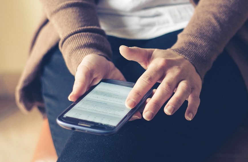 Η μάχη κατά των smartphones στις σχολικές αίθουσες: Απαγόρευση ή αναγκαία προσαρμογή;