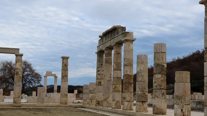 Εγκαινιάζεται σήμερα από τον πρωθυπουργό το αναστηλωμένο και αποκατεστημένο ανάκτορο του Φιλίππου Β΄ της Μακεδονίας, στις Αιγές