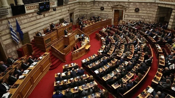 Μόνο από τη ΝΔ ψηφίστηκε η επιστολική ψήφος στις ευρωεκλογές – Καταψηφίστηκε η τροπολογία Κεραμέως