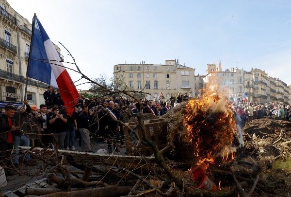 Γαλλία: Μέτρα για τον αγροτικό τομέα ανακοίνωσε ο πρωθυπουργός – Με οδοφράγματα&hellip;