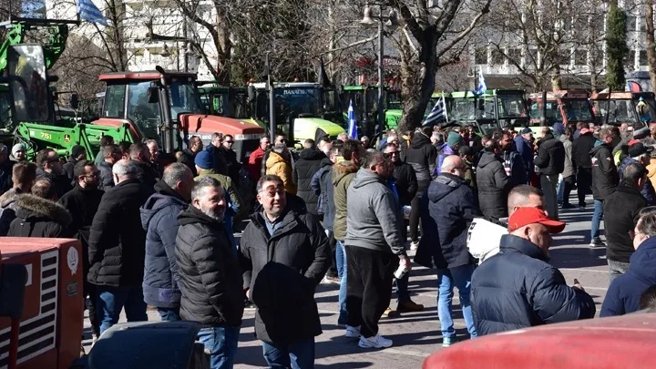 Στην κεντρική πλατεία της Λάρισας με τα τρακτέρ οι αγρότες