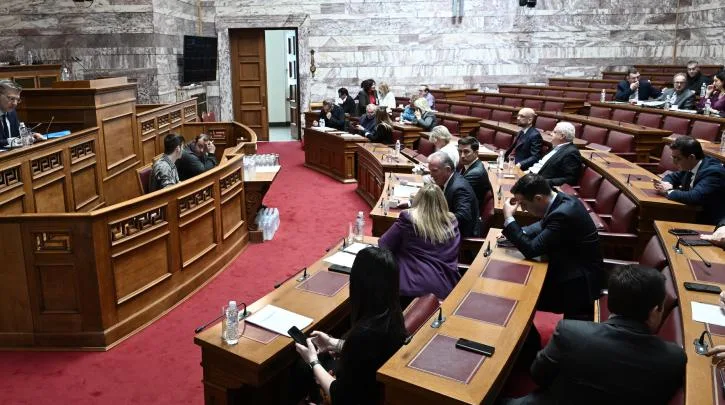 Άδεια τα έδρανα της ΝΔ στη συζήτηση για την ισότητα στον γάμο