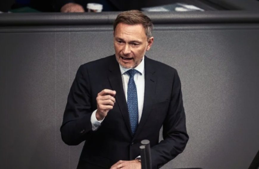 «Η Γερμανία ζει πάνω από τις δυνατότητές της».