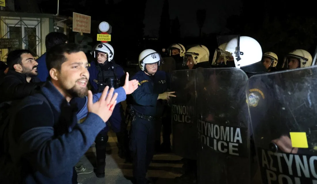 Παρέμβαση φοιτητών έξω από το Μέγαρο Μαξίμου – Ύψωσαν πανό για τα ιδιωτικά πανεπιστήμια 