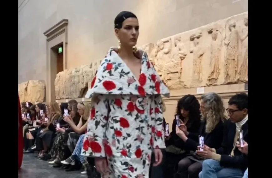 Σάλος με την επίδειξη μόδας μπροστά από τα Γλυπτά του Παρθενώνα