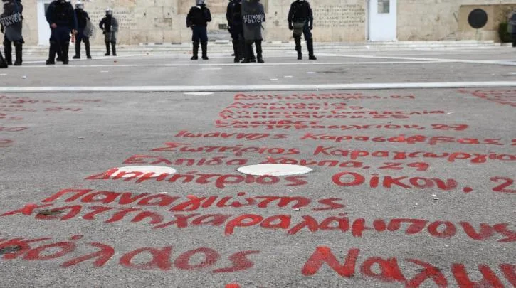 «Μπάζωσαν» μέσα στη νύχτα τα ονόματα των 57 νεκρών στα Τέμπη – Τι αναφέρει ο Δήμος Αθηναίων