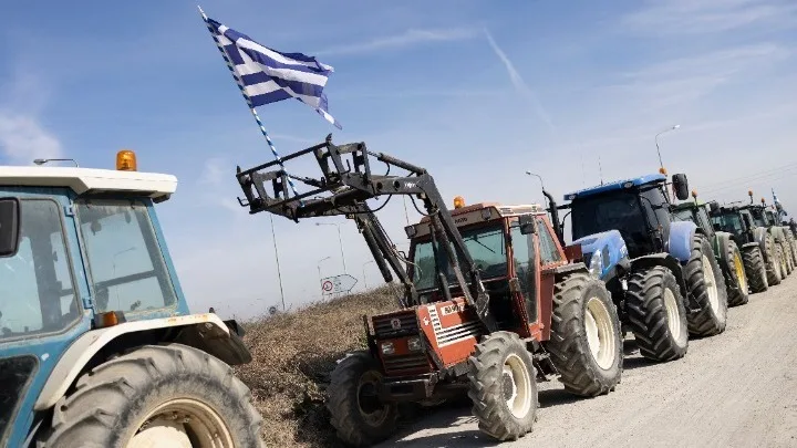 Αποχωρούν από τα μπλόκα οι αγρότες