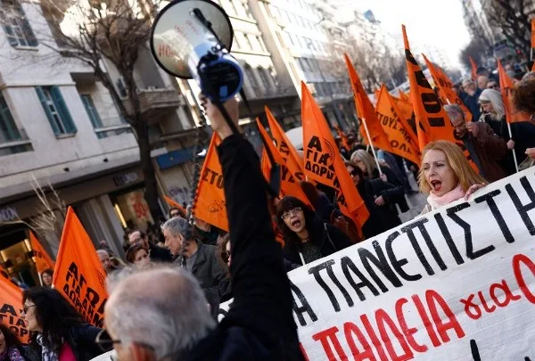 Σε εξέλιξη το πανεκπαιδευτικό συλλαλητήριο στην Αθήνα στα Προπύλαια για τα ιδιωτικά…