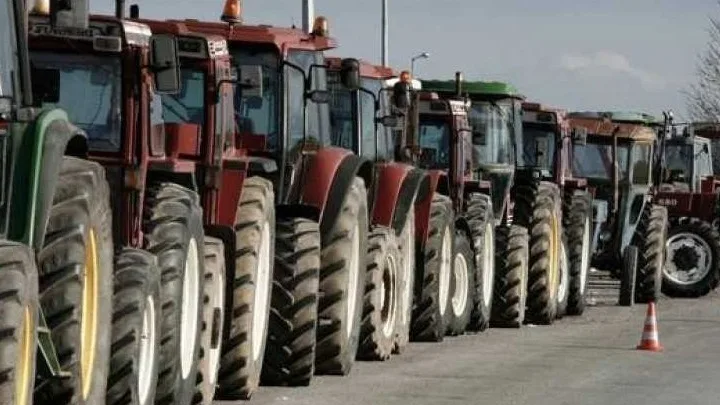 Παραμένουν στα μπλόκα οι αγρότες