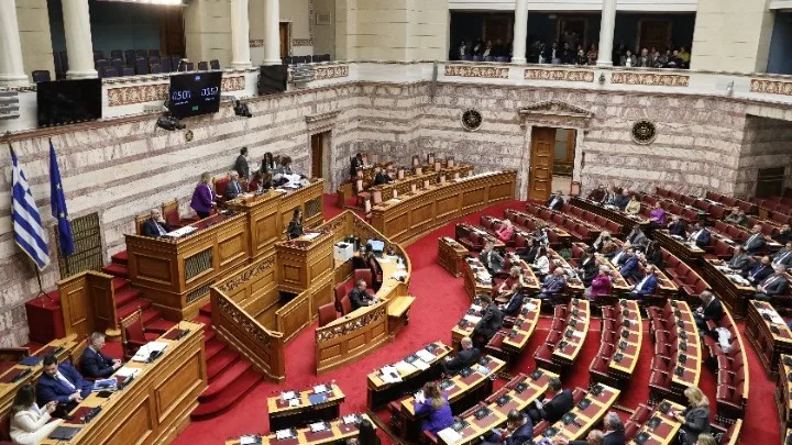 Βουλή: Nόμος η ισότητα στο γάμο με τις ψήφους της αντιπολίτευσης – 176 «ναι», 76 «όχι» και 2 «παρών»