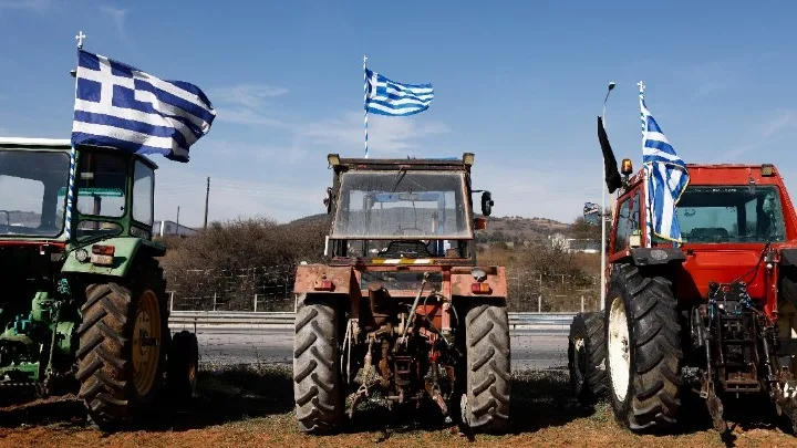 Αγρότες απέκλεισαν το Τελωνείο Καστοριάς και το κτίριο της Περιφέρειας Δυτ. Μακεδονίας – Στη Νίκαια η απόφαση για τρακτέρ στην Αθήνα 