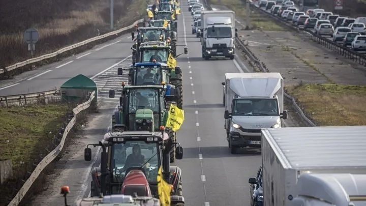 Βρυξέλλες: Οι αγρότες επιστρέφουν με τα τρακτέρ τους – Φωτιές και ένταση