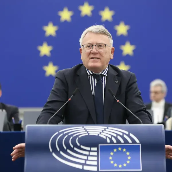 Ο Γάλλος Νικολά Σμιτ στο τιμόνι των Ευρωσοσιαλιστών με στόχο…