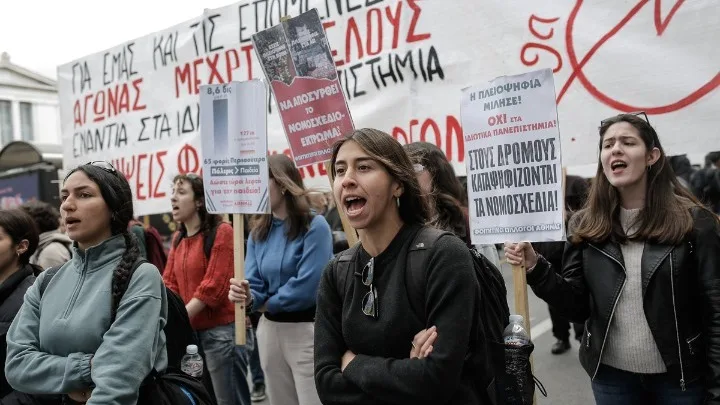 Σε εξέλιξη το πανελλαδικό πανεκπαιδευτικό συλλαλητήριο στο κέντρο της Αθήνας