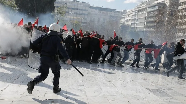 ΕΛΑΣ: 9 πολίτες τραυματίστηκαν στα επεισόδια στην Πλατεία Συντάγματος – 3 συλλήψεις και 14 προσαγωγές