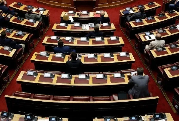 Κόντρα Βορίδη-Φάμελλου στην Βουλή για τα Τέμπη
