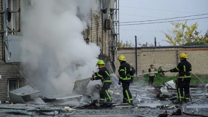 Διαμέρισμα πολυκατοικίας και οχήματα στις φλόγες στο Κίεβο από τη πτώση συντριμμιών ρωσικών πυραύλων