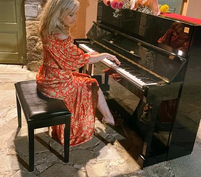 Η πιανίστρια Βίβιαν Μπρέντα με τους μαθητές της, σε Αθήνα και Αίγινα, πάνε Μέγαρο