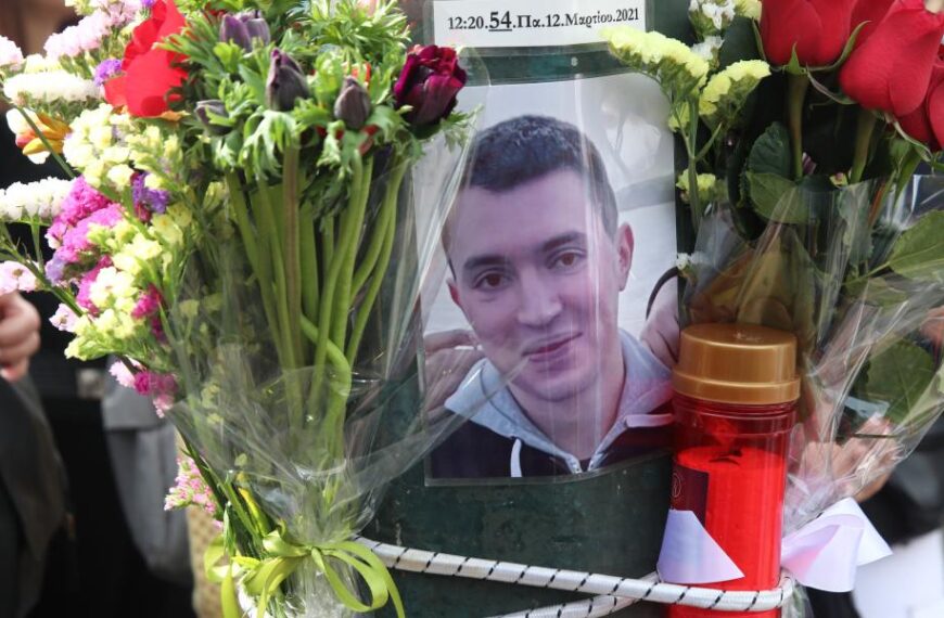 Την ενοχή του αστυνομικού οδηγού της Ντόρας Μπακογιάννη για το θάνατο του Ιάσονα προτείνει ο εισαγγελέας