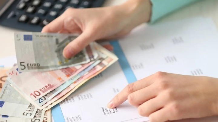 Ταμπλάς για χιλιάδες πολίτες που καλούνται να πληρώσουν φόρο για γονικές παροχές&hellip;