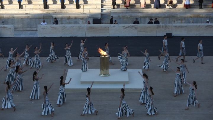 Παραδόθηκε η Ολυμπιακή Φλόγα στους Γάλλους