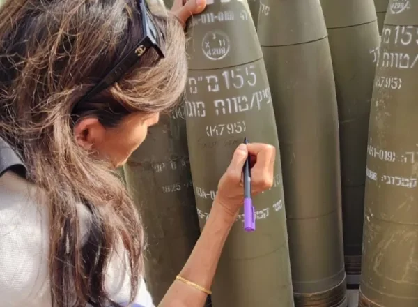 Η Νίκι Χέιλι φωτογραφήθηκε καθώς έγραφε «αποτελειώστε τους» σε ισραηλινή οβίδα