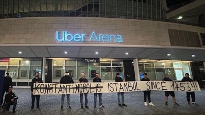 Προκλητικά πανό Τούρκων οπαδών έξω από την Uber Arena