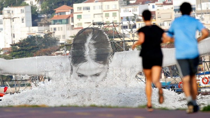 Μονογραφία για το έργο του Γάλλου καλλιτέχνη JR